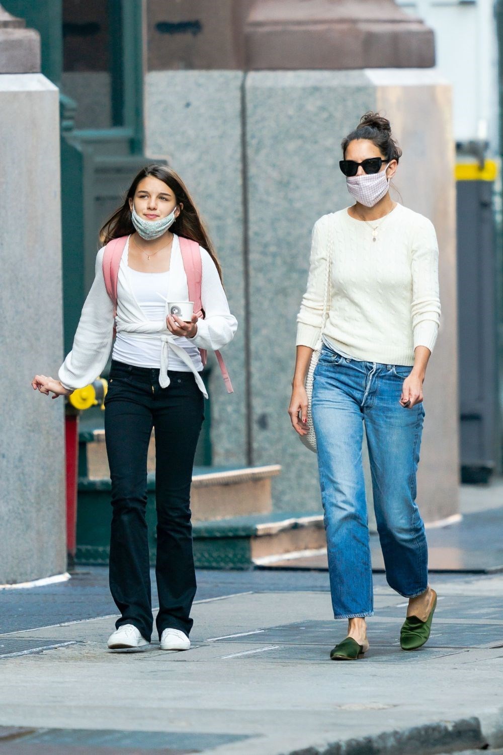 suri-cruise-katie-holmes-walking-down-street