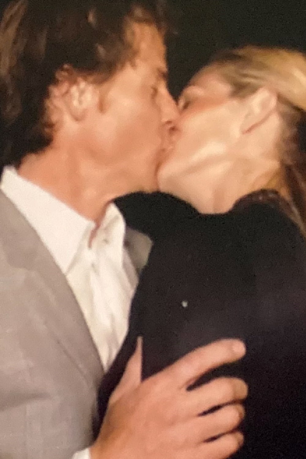 Julia Roberts and Danny Moder kissing