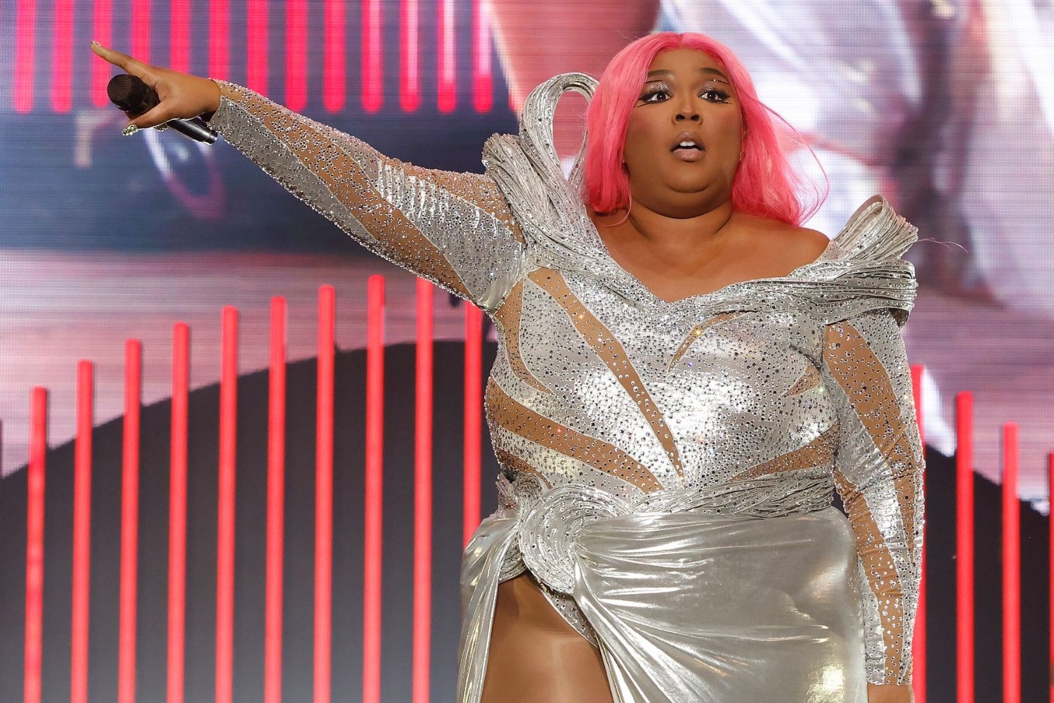 lizzo-performing-in-silver-dress
