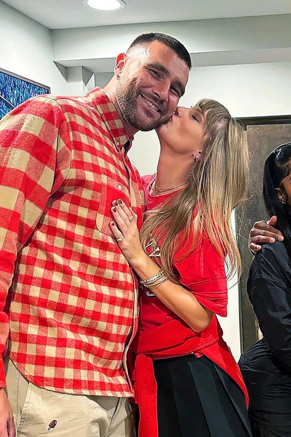 taylor-swift-travis-kelce-kiss