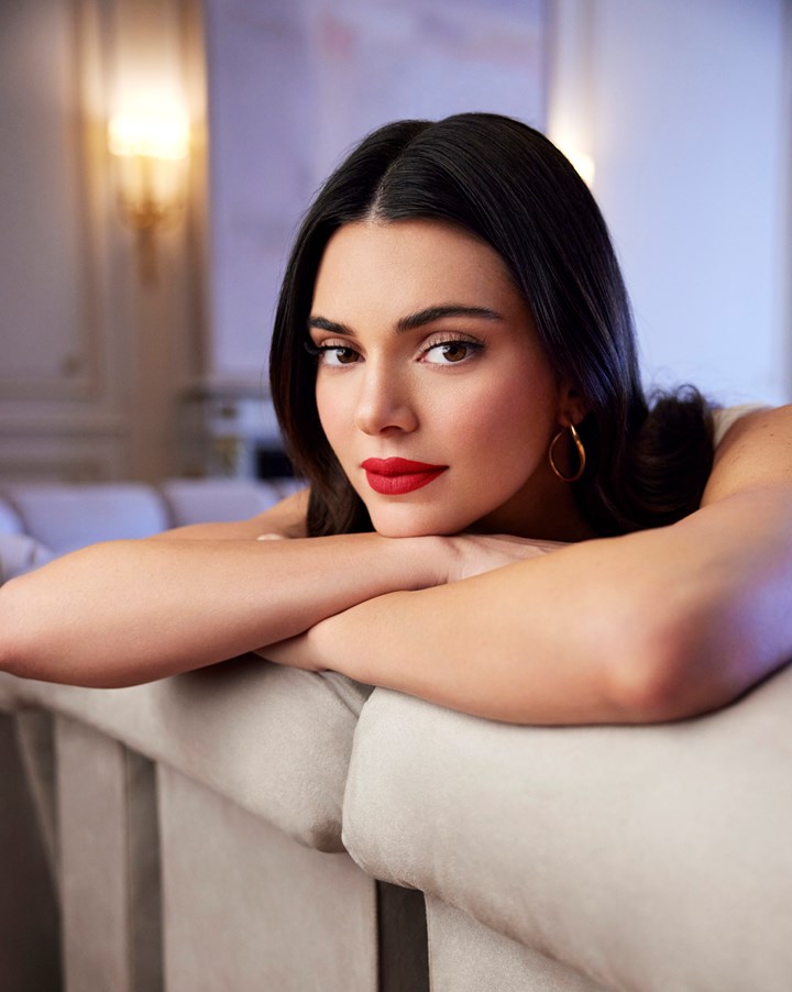 Kendall Jenner, in her new L’Oréal Paris campaign, shows the power of a longlasting bold lip.