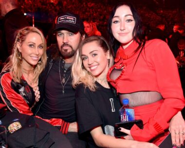 Half the Cyrus famile - Tish, Billy Ray, Miley and Noah Cyrus - agsinst a red background in 2017