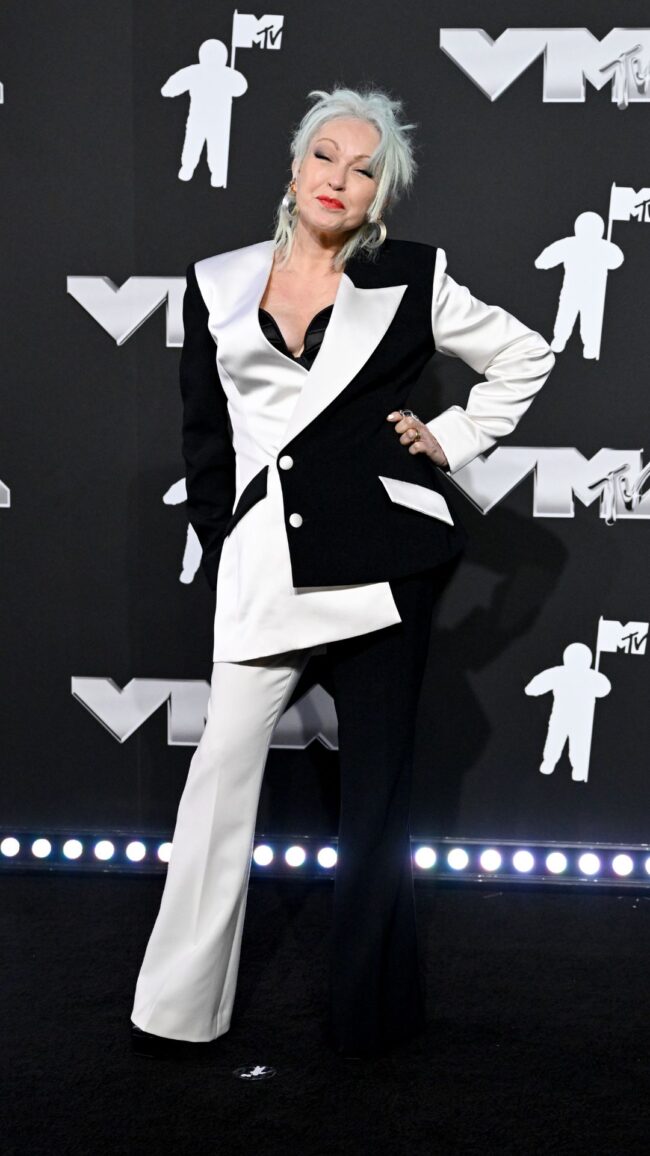 mtv-vmas-red-carpet-cindy-lauper