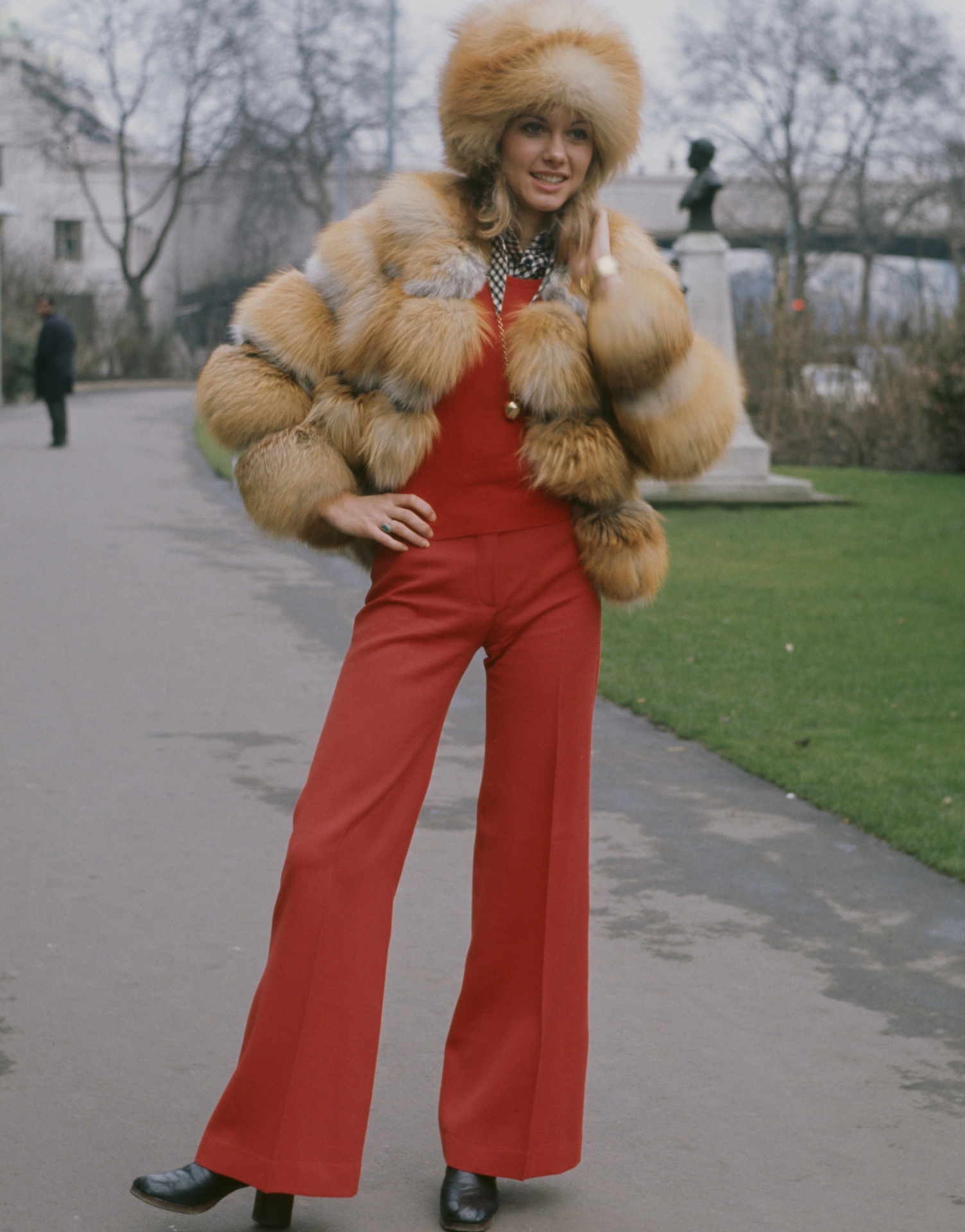 Olivia-newton-John-red-outfit