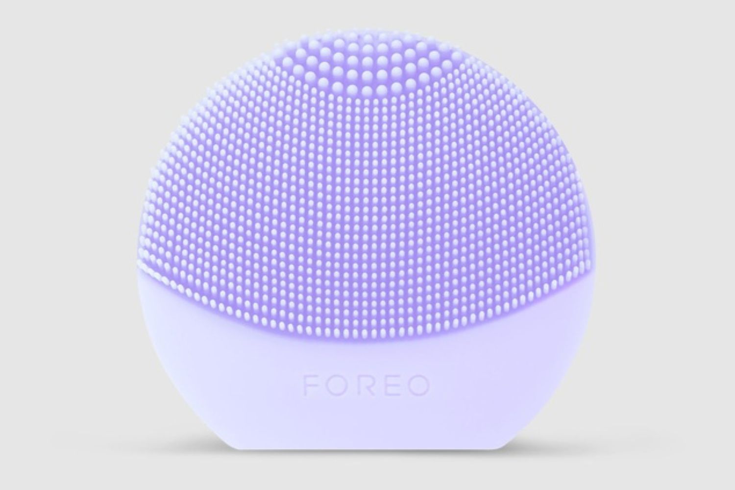 FOREO Luna Play Plus helps remove dirt, oil and makeup.