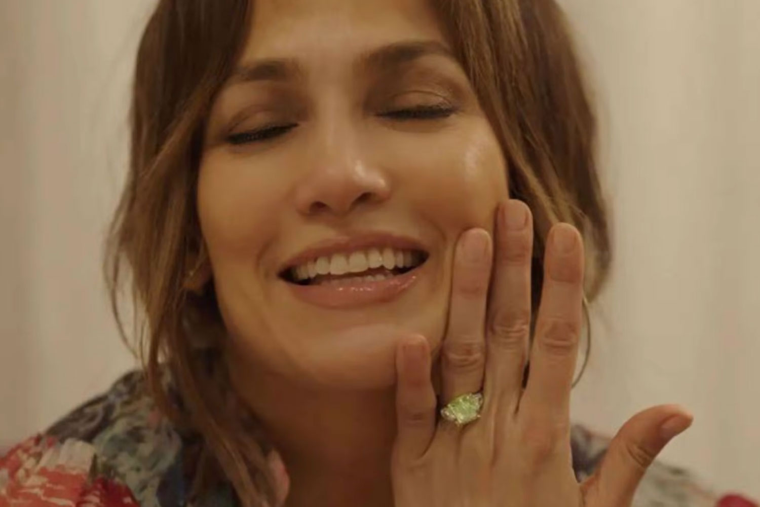 Jennifer Lopez green diamond engagement ring