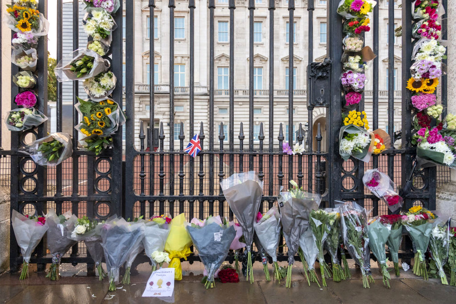 flowers outside buckingham palace