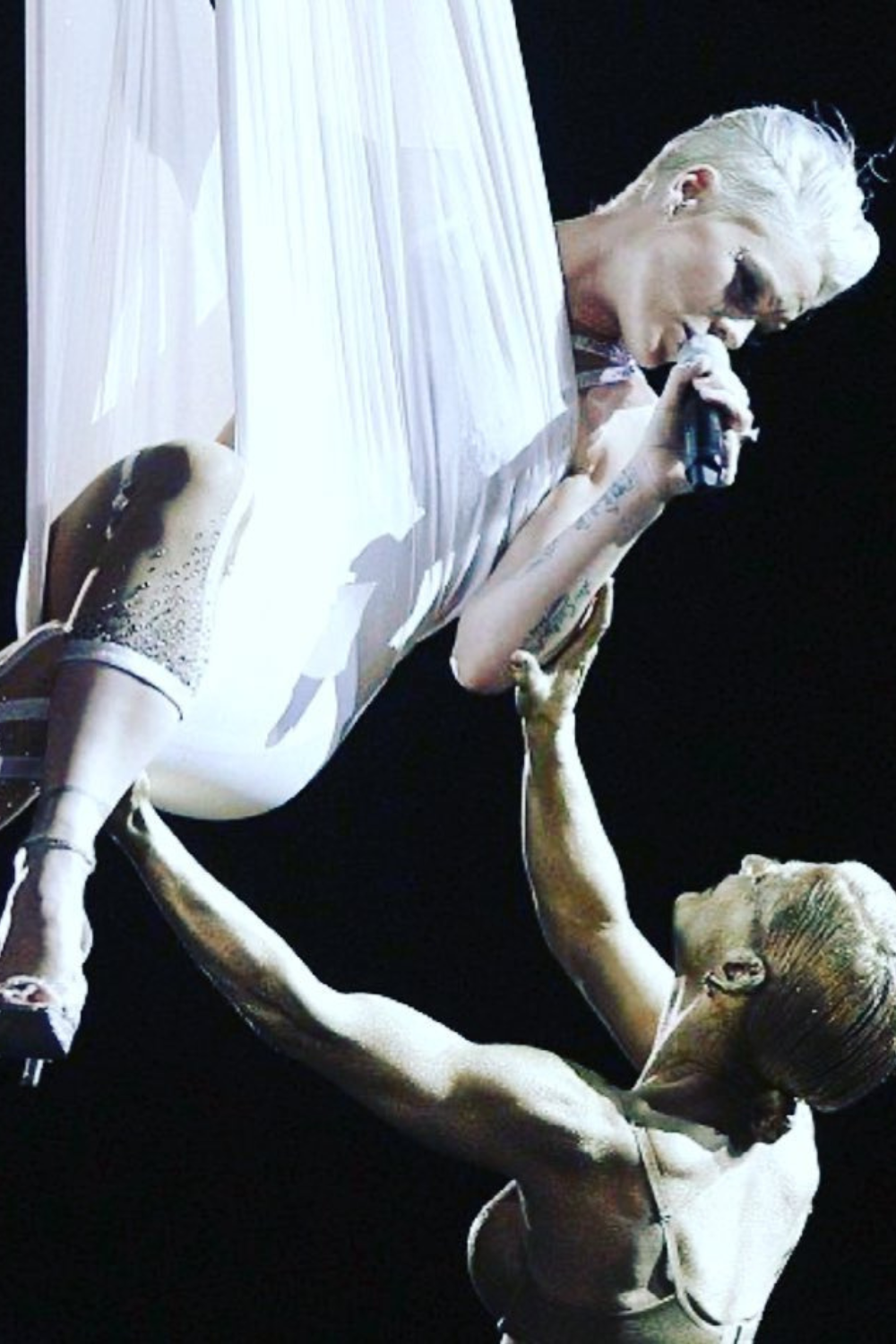 p!nk-performing-on-stage-aerial-work