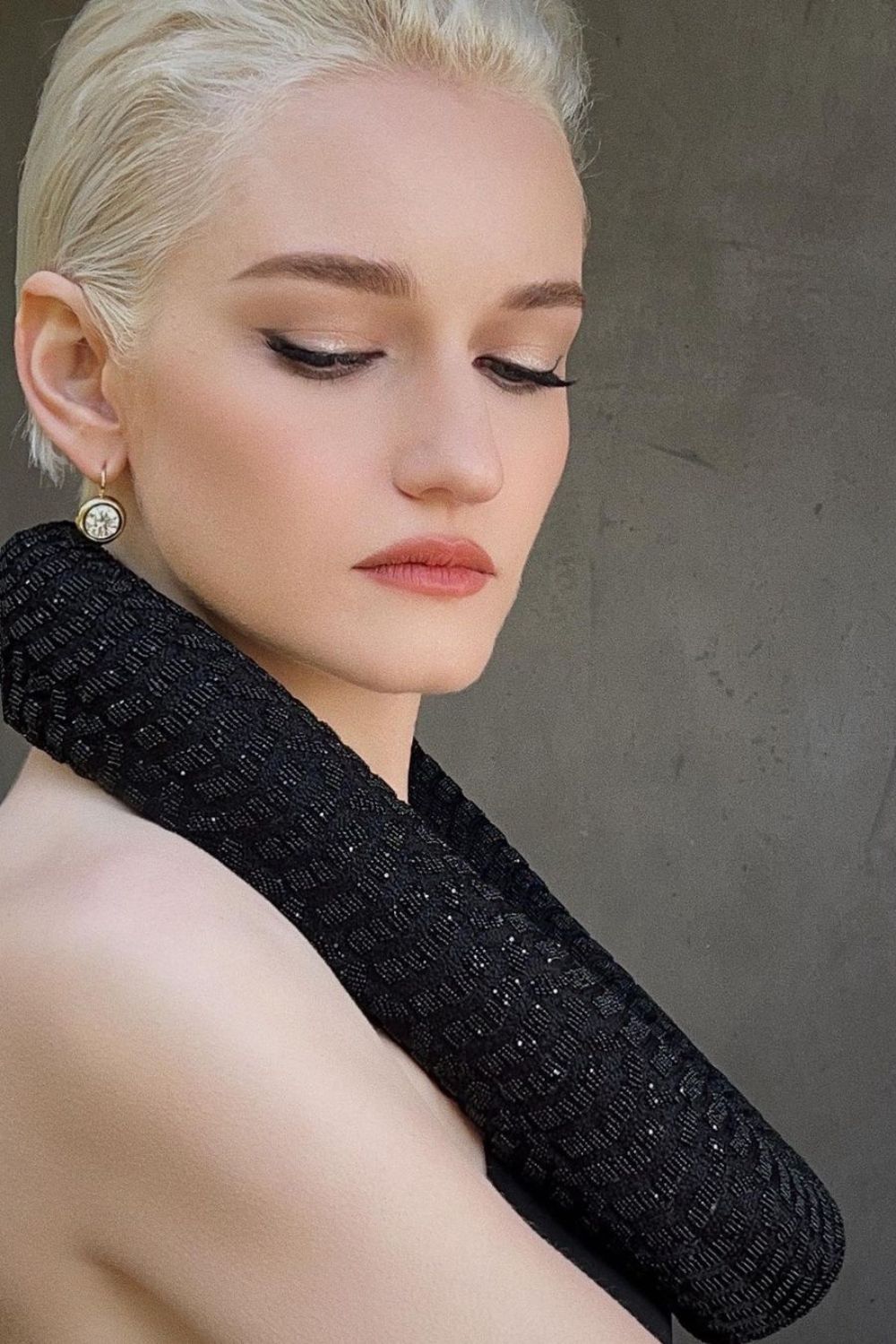 Julia garner oscars chanel