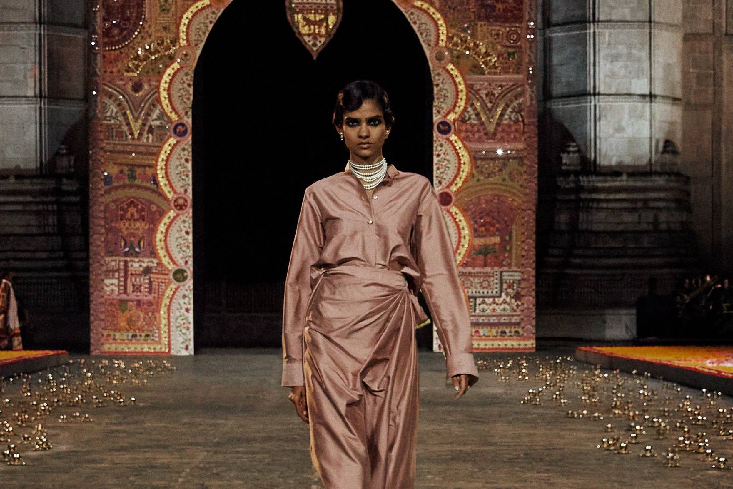 Dior Fall 2023 Celebrates Indian Craftsmanship In Front Of Mumbai's ...