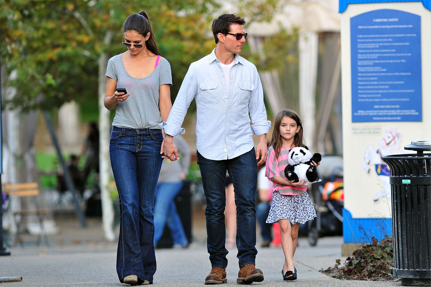 katie-holmes-tom-cruise-and-suri-cruise-in-2011