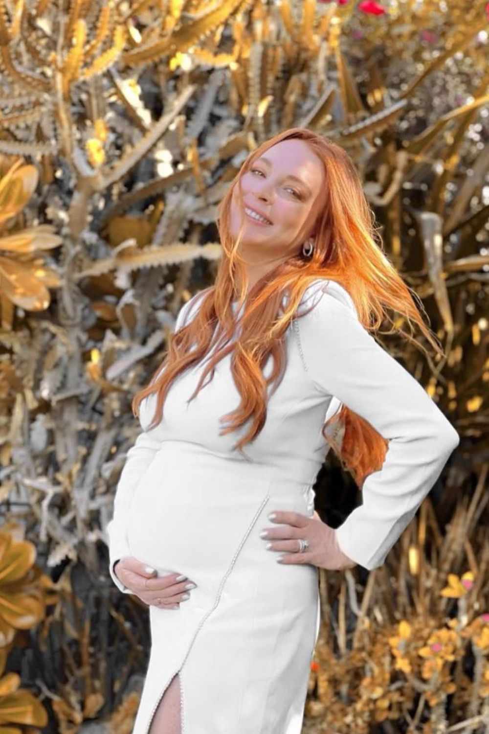 Lindsay-lohan-pregnant-baby-bump-white-dress