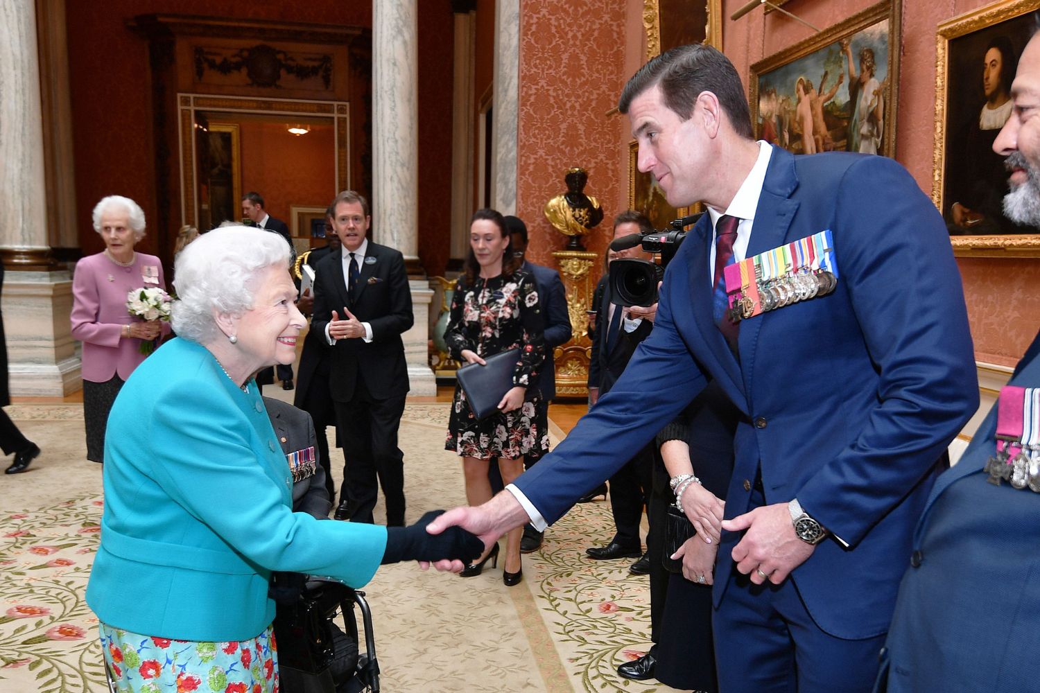 ben-roberts-smith-meets-queen-victoria-cross