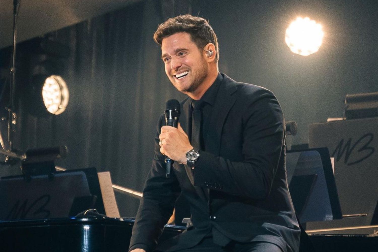 michael-buble-performing