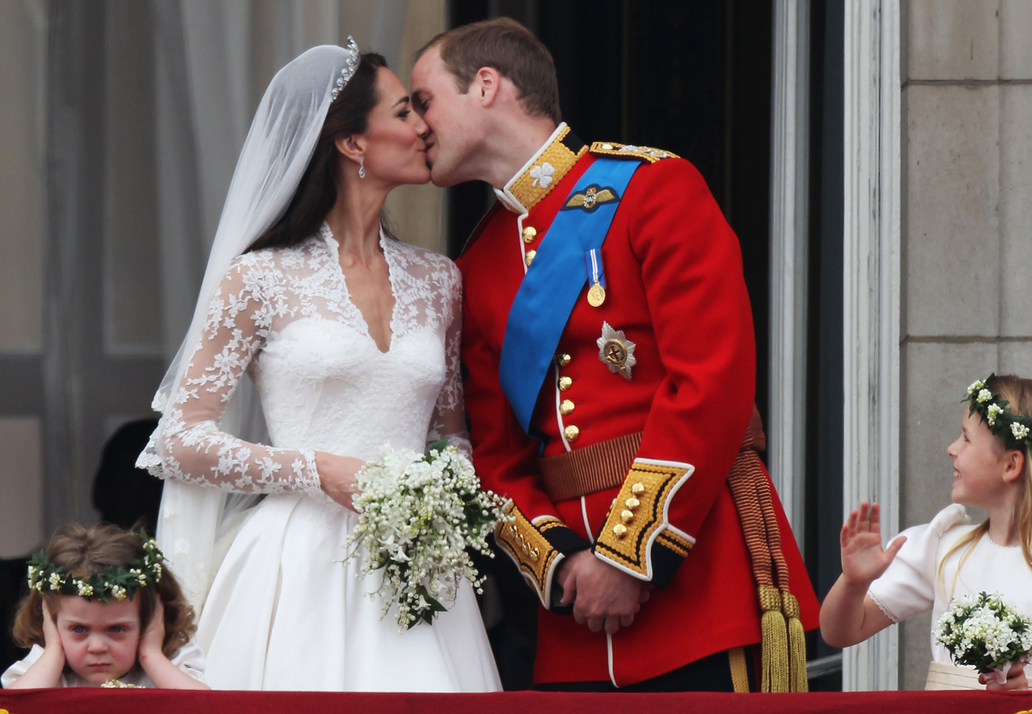 duke and duchess of cambridge balcony kiss