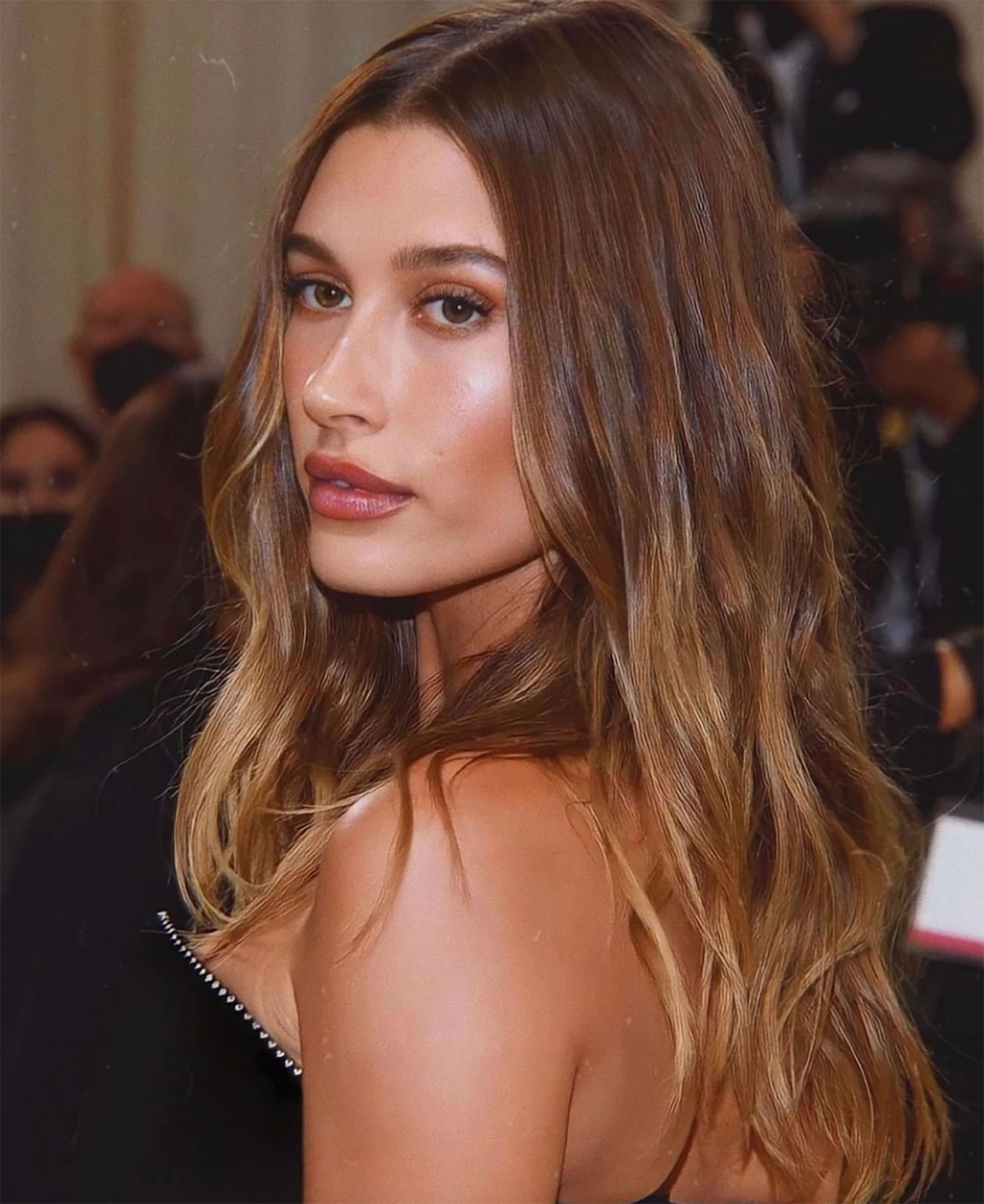 Hailey Bieber brunette bronde hair